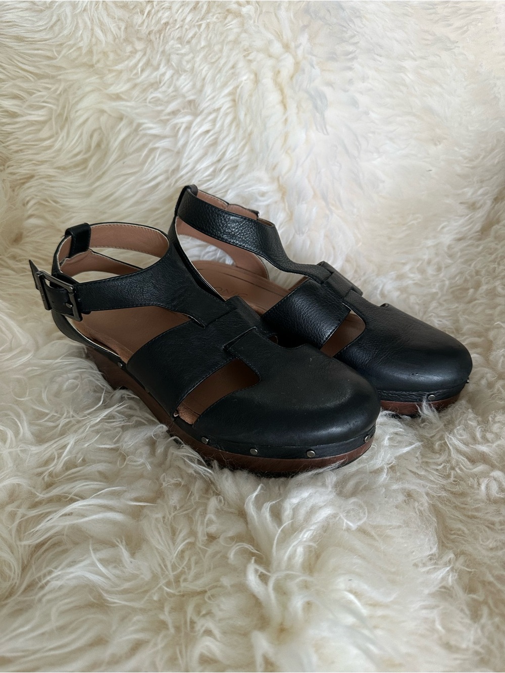 Vionic Faye Black Leather Clog Sandals